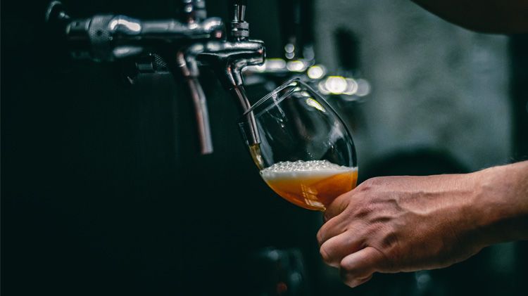 Pouring_beer_from_tap.jpg